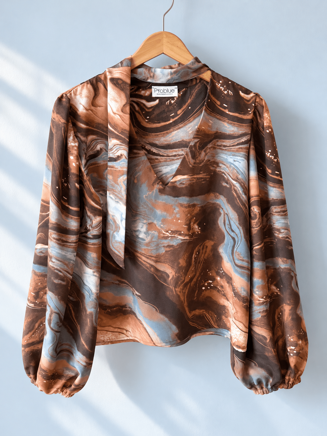 Blusa marmoleada Problue en luz natural